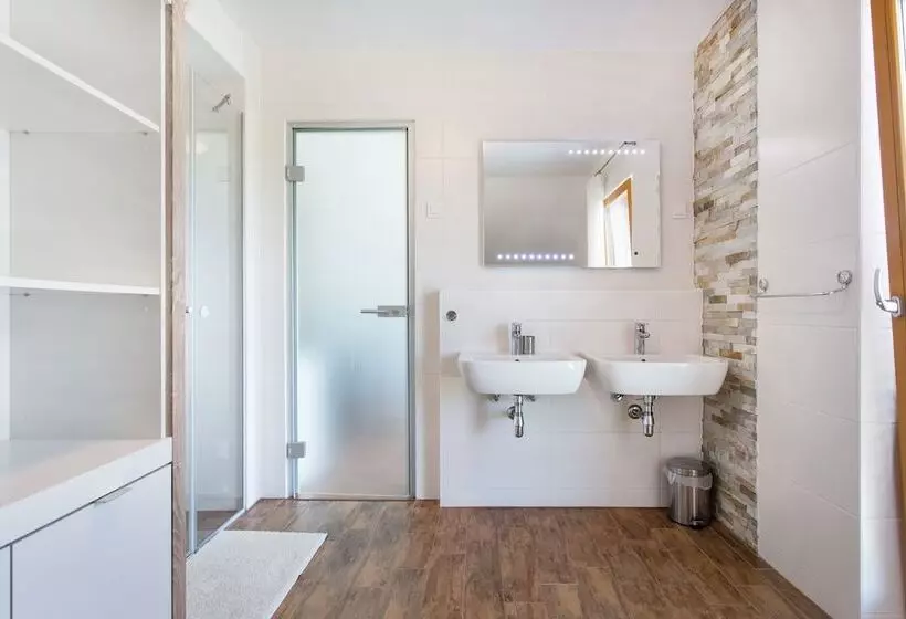 پانسیون Domovoj Apartments And Rooms