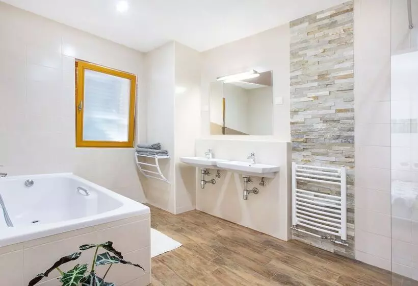 پانسیون Domovoj Apartments And Rooms