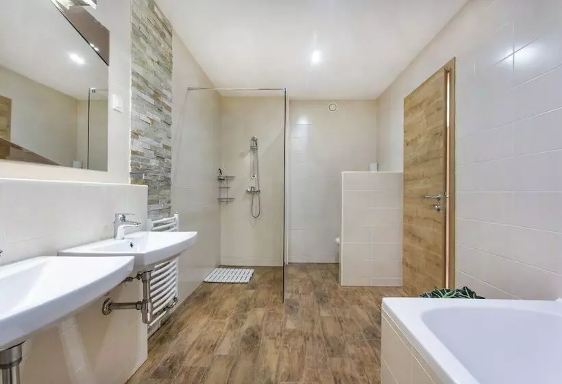 پانسیون Domovoj Apartments And Rooms