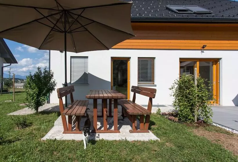 پانسیون Domovoj Apartments And Rooms