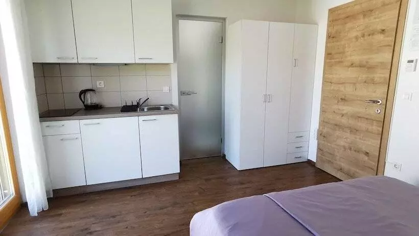 پانسیون Domovoj Apartments And Rooms