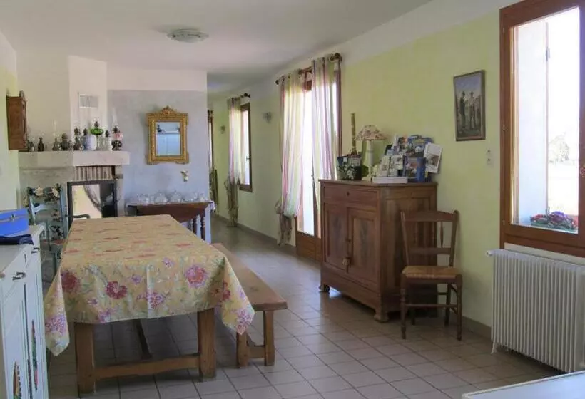 Aamiaismajoitus (B&B) Le Champ Du Pré