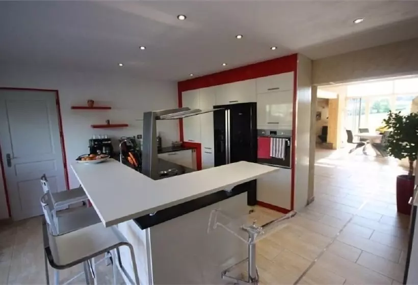 Aamiaismajoitus (B&B) La Pause En Bugey