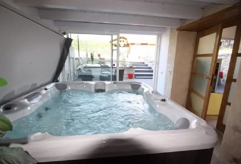 Aamiaismajoitus (B&B) La Pause En Bugey