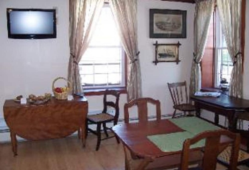 Bed and Breakfast Old Winterport Commercial House