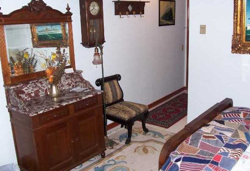 Bed and Breakfast Old Winterport Commercial House