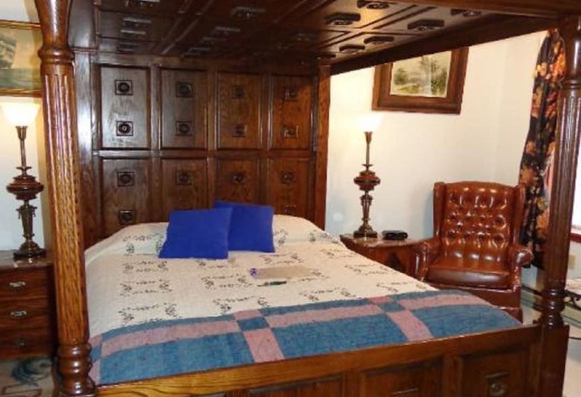 Bed and Breakfast Old Winterport Commercial House