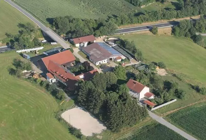 Maaseutuhotelli Ferienhof Löw