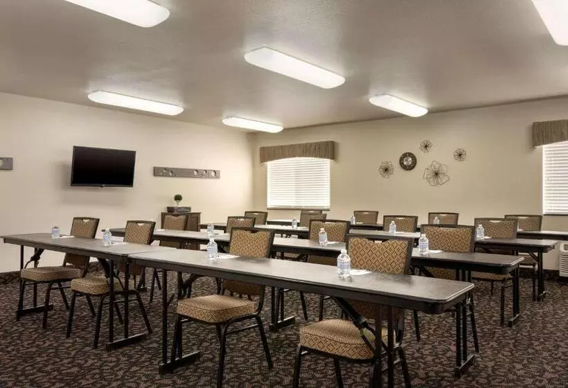 Отель Baymont By Wyndham Wellington