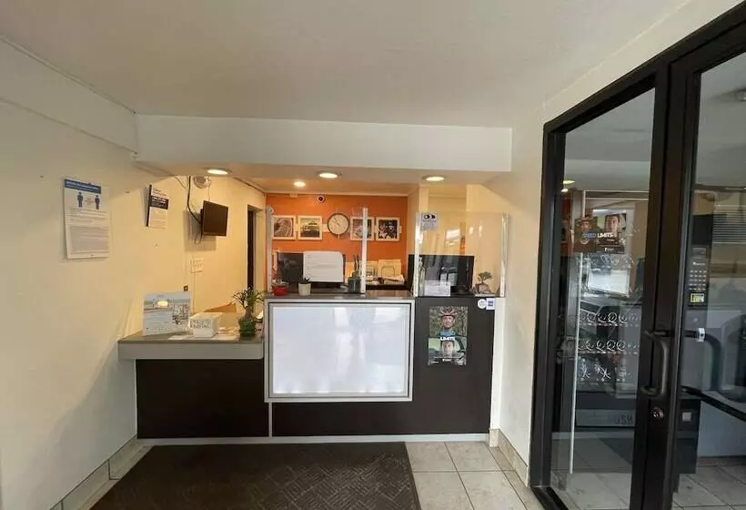 汽车旅馆  Travelodge By Wyndham Brattleboro Vt