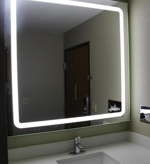 فندق على الطريق Westbridge Inn And Suites