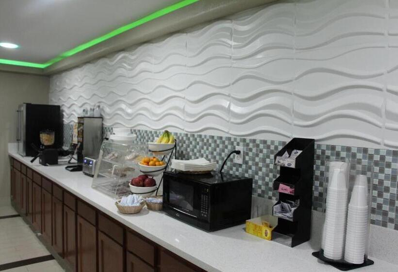 فندق على الطريق Westbridge Inn And Suites