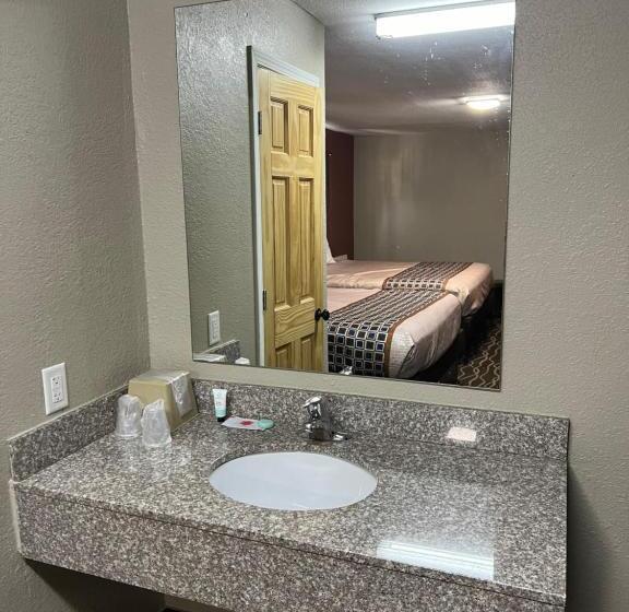 فندق على الطريق Westbridge Inn And Suites