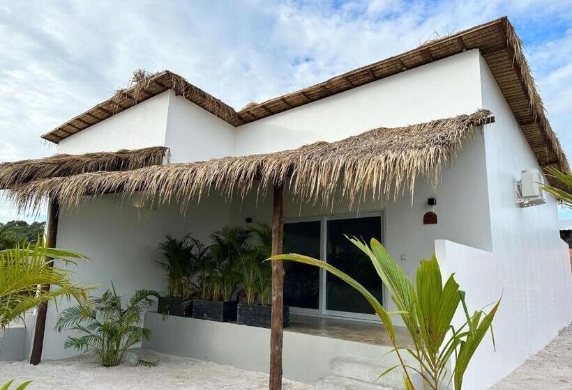 בית מלון כפרי The Secret Garden Koh Rong