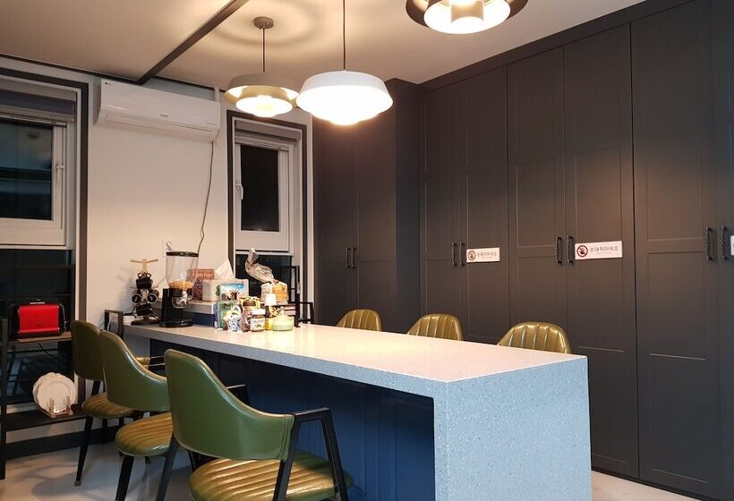 We Home Guesthouse Hostel