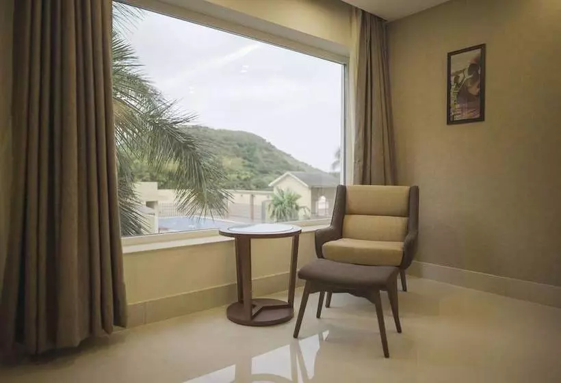 ホテル Deepti Courtyard