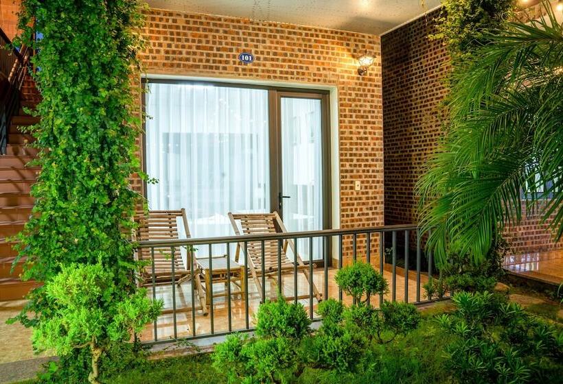 هتل The Little Village