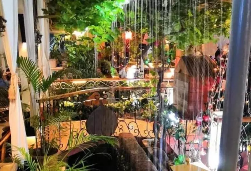 Majatalo Shivers Oasis Luxury Boutique Resort