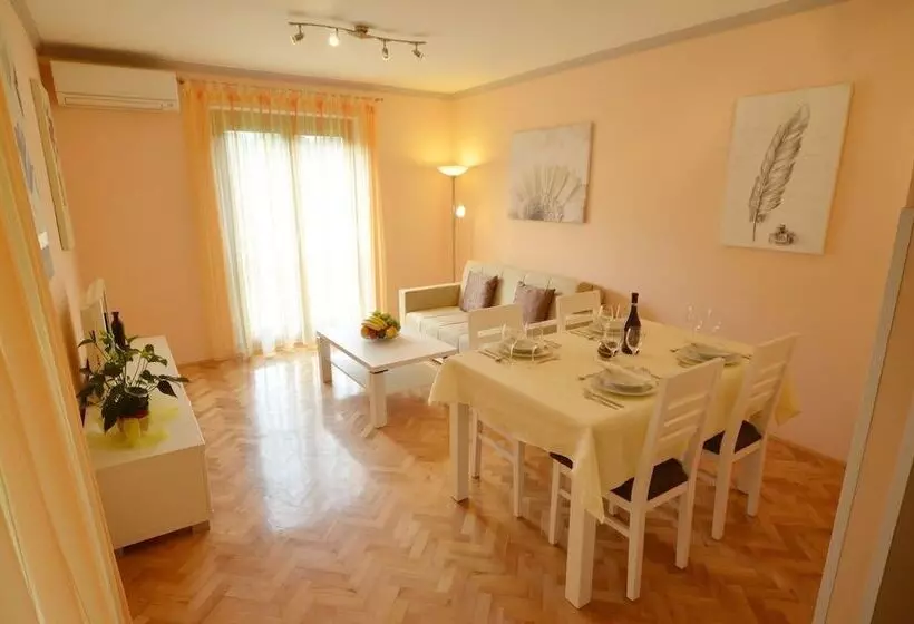 Apartments Benussi 1045