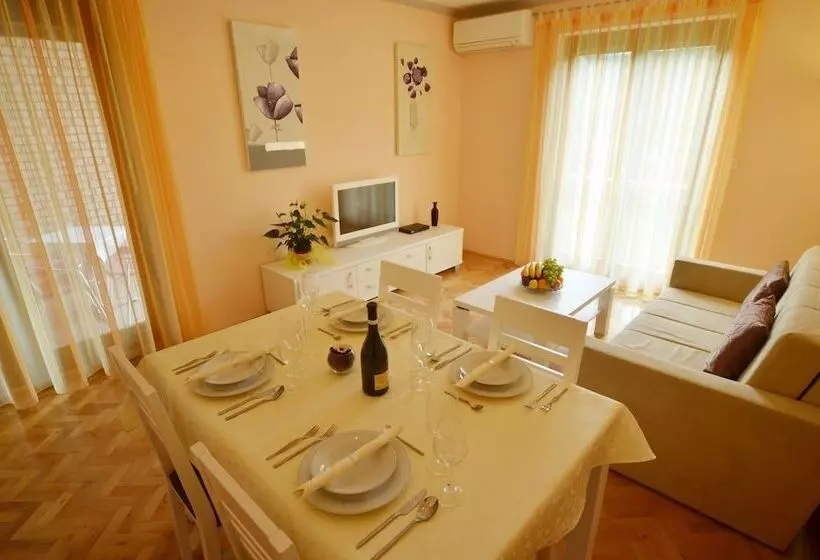 Apartments Benussi 1045