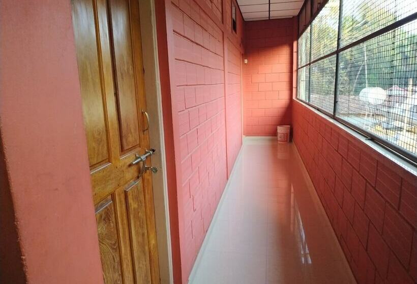 펜션 Iroomz Savitri Guest House