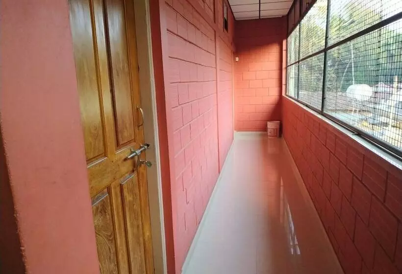 ペンション Iroomz Savitri Guest House