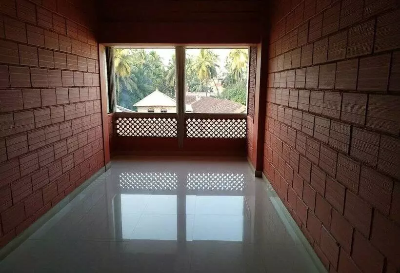 ペンション Iroomz Savitri Guest House