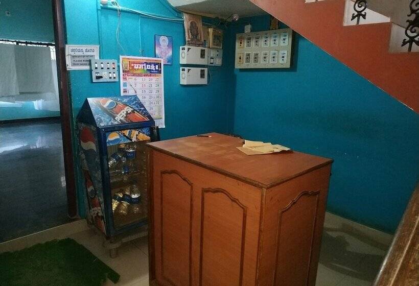 펜션 Iroomz Savitri Guest House