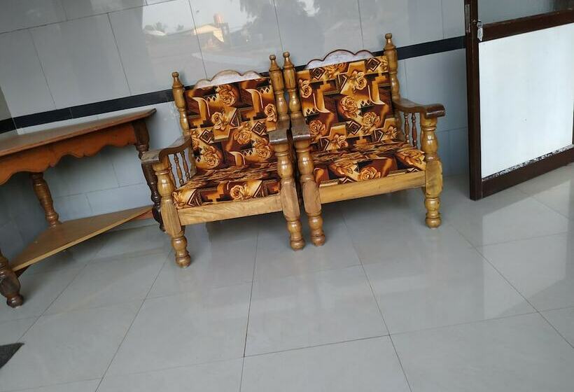 펜션 Iroomz Savitri Guest House