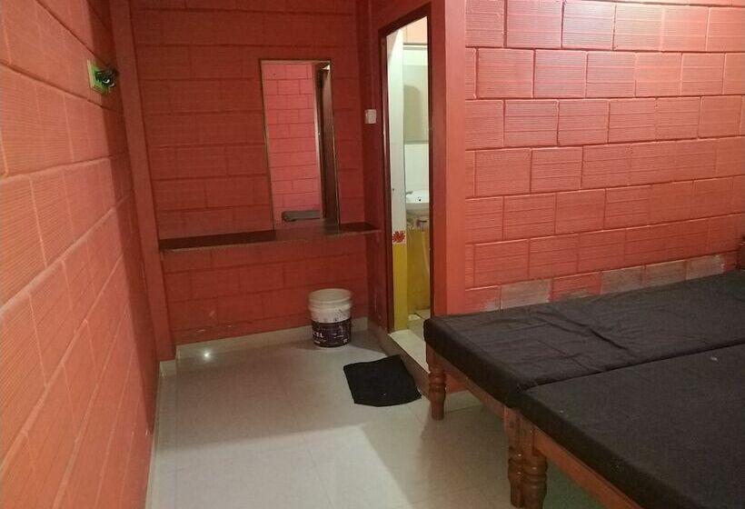 펜션 Iroomz Savitri Guest House