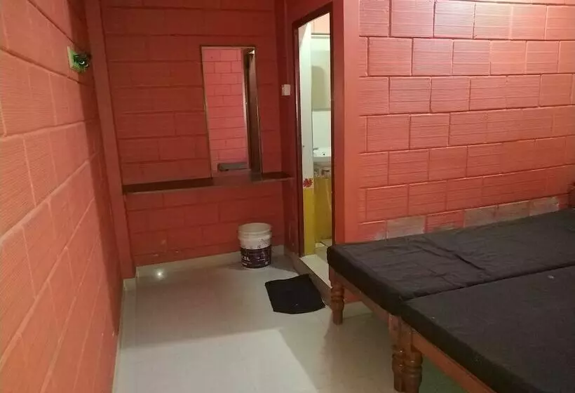 ペンション Iroomz Savitri Guest House