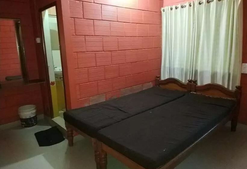 ペンション Iroomz Savitri Guest House