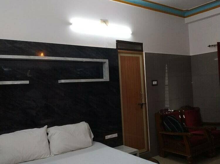 펜션 Iroomz Savitri Guest House