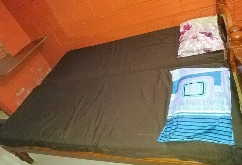 펜션 Iroomz Savitri Guest House