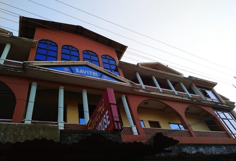 펜션 Iroomz Savitri Guest House