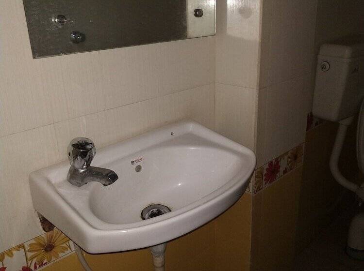 펜션 Iroomz Savitri Guest House