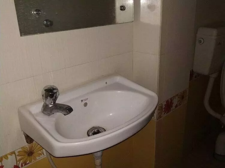 ペンション Iroomz Savitri Guest House