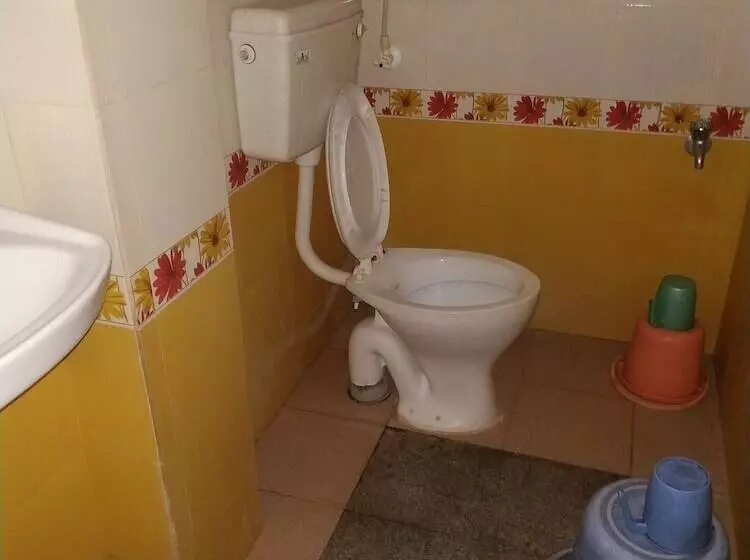 ペンション Iroomz Savitri Guest House