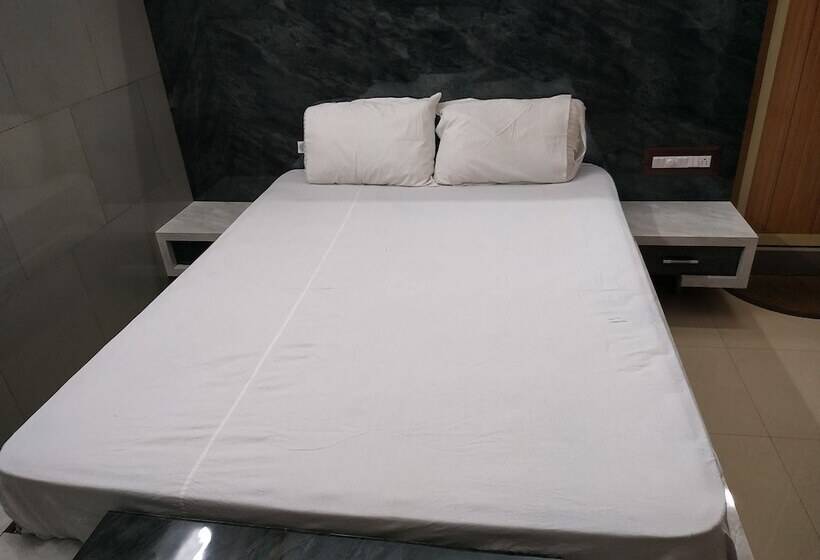 펜션 Iroomz Savitri Guest House