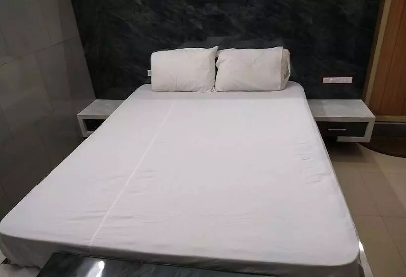 ペンション Iroomz Savitri Guest House