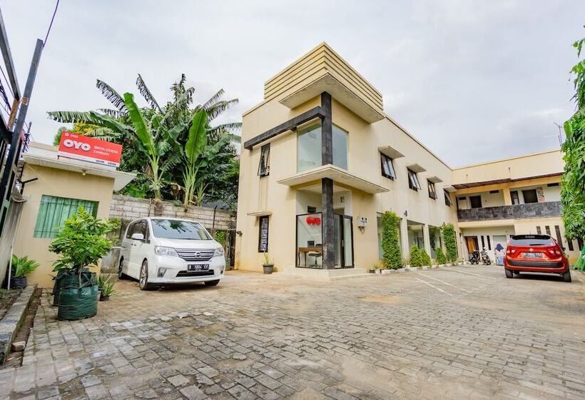 فندق Oyo 2416 Griya Otista Syariah