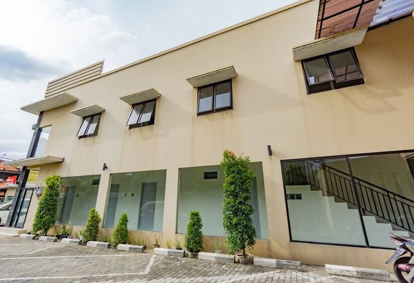 فندق Oyo 2416 Griya Otista Syariah