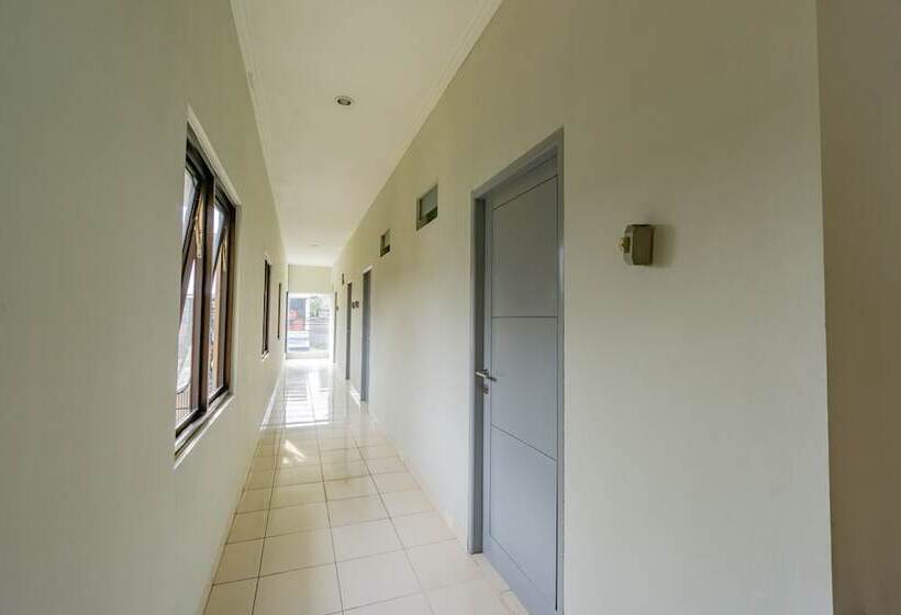 فندق Oyo 2416 Griya Otista Syariah