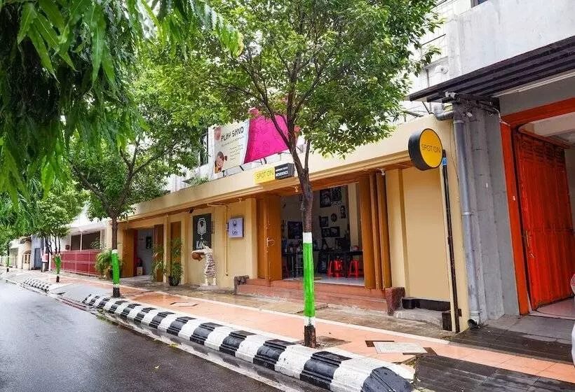 Hotelli Spot On 2240 Simpang Tujuh Residence