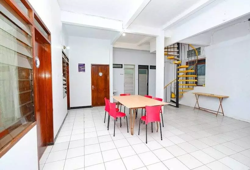 Hotelli Spot On 2240 Simpang Tujuh Residence