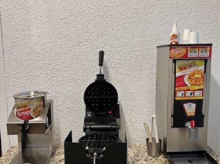 בית מלון כפרי Posh Inn & Suites