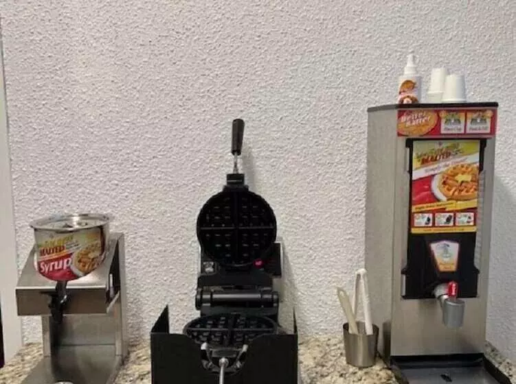 Отель Posh Inn & Suites