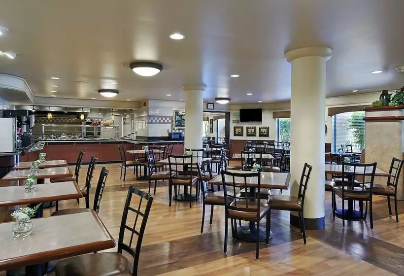 هتل Oxford Suites Yakima