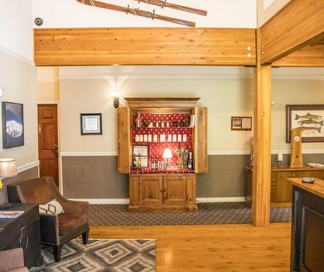 ホテル Pine Ridge Inn