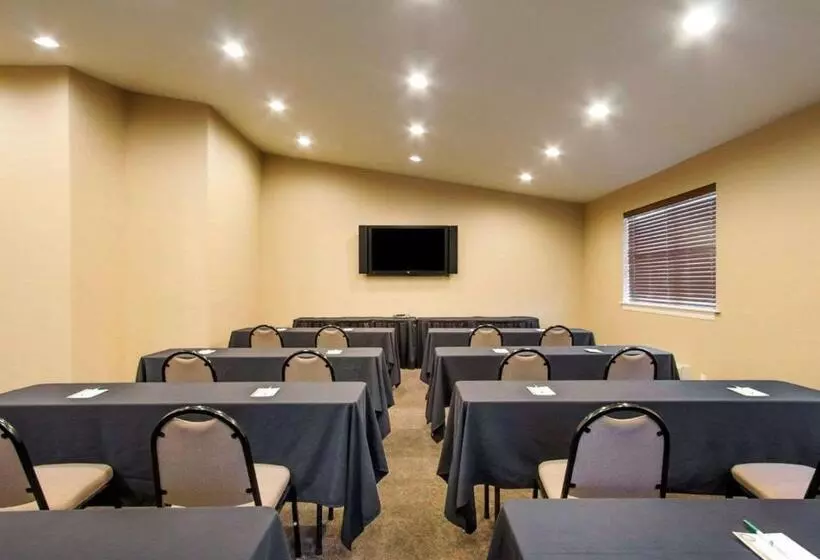 בית מלון כפרי Quality Inn & Suites